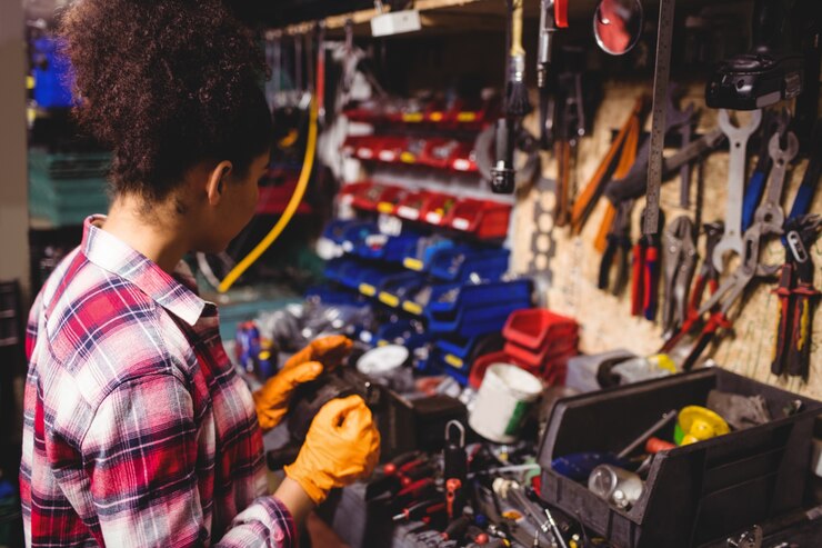 mechanic-working-workshop_1170-2534